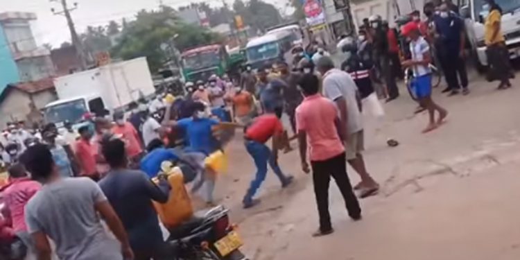 සෞභාග්‍යමත්… අසිරිමත්… ලංකාවේ තෙල් පෝලිමක වීඩියෝ එකක්! අද මෙහෙම නම් හෙට මොනවා වෙයිද? (VIDEO)