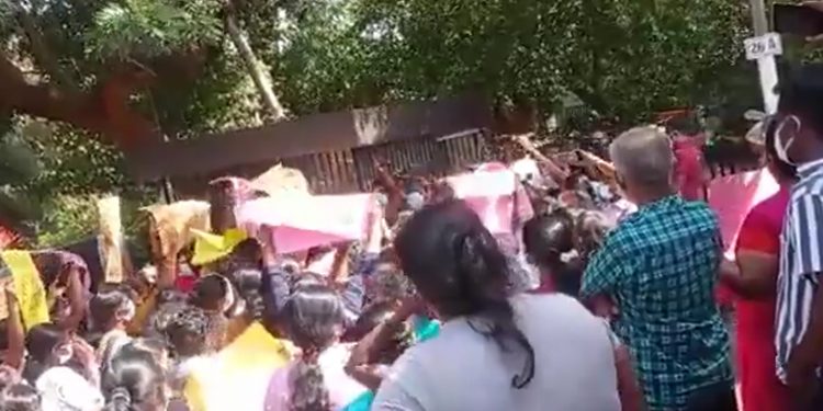 අපේ ළමයි බඩගින්නේ ගෝඨාභය ගෙදර යන්න! කාන්තාවන් මිරිහානේ ගෝඨගේ නිවස ඉදිරිපිට උද්ඝෝෂණයක! (VIDEO)