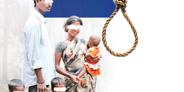 අම්මා සඳකි මම ඒ ලොව හිරුය රිදී…! කුස ගින්දරට පුතුනේ ඒ එළිය මදී…!