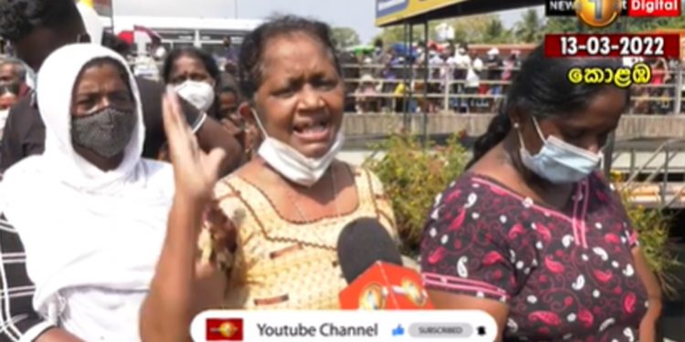 වෙඩි තිබ්බත් බය නෑ! මුන්ට යන්න කියන්න! කාන්තාවන් සටන් පෙරමුණට එයි! (VIDEO)