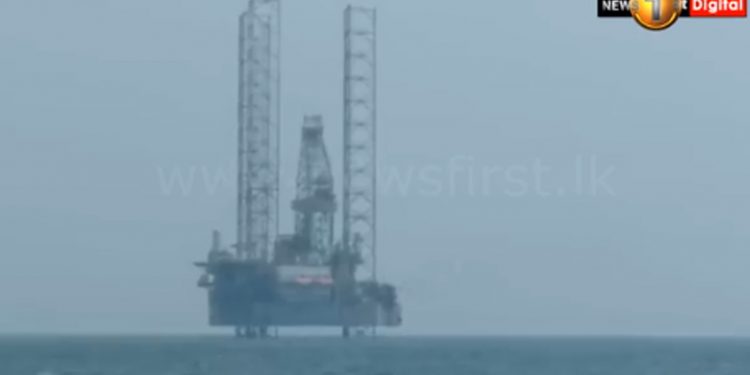 ත්රිකුණාමල මුහුදේ සැරිසරන මේ අද්භූත යන්ත්රය මොකද්ද! ආවේ කොහෙන්ද? කරන්නේ මොකද්ද? කවුරුවත් දන්නේ නෑ! (VIDEO)