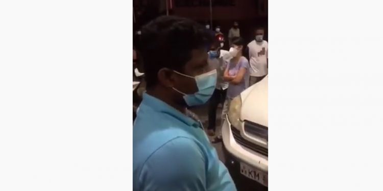 පෝලිම කඩලා තෙල් ගහන්න ගිය ලොකු වාහනයකින් ආපු චීන කාන්තාවට මිනිස්සු හොඳ පාඩමක් උගන්වයි! (VIDEO)