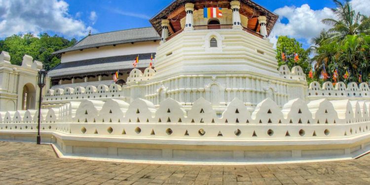 ඉන්දියාවෙන් පිදුම් ලබන ලංකාවේ පුදබිම…