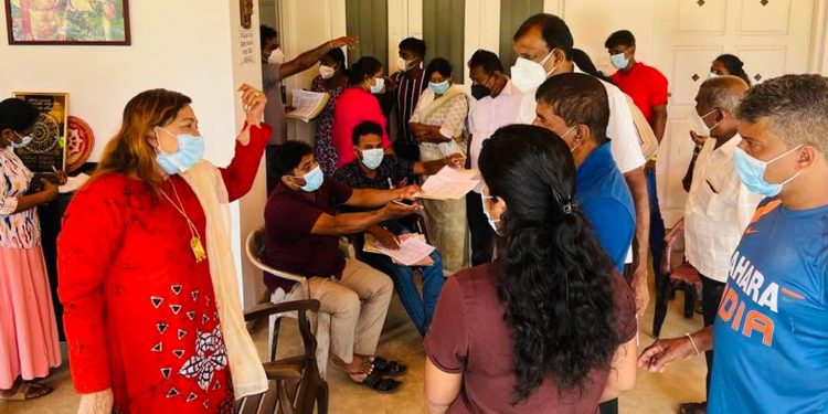 ගීතාගෙ ගෙට පැන්න හොරා ගැන අහන්න කතා කළා! ගීතා ආණ්ඩුවට ඇටි හැලෙන්න ගැහුවා!