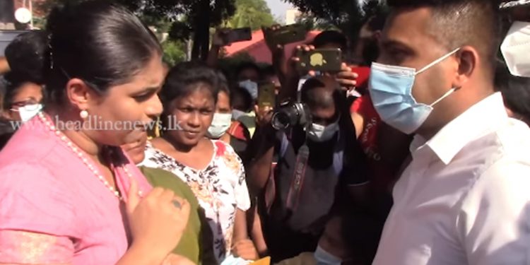 හිරුණිකා ගෝඨාගේ නිවස වැටලූ තවත් වීඩියෝ එකක් මෙන්න! (VIDEOS)
