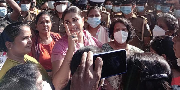 ජනාධිපතිගේ ගෙදරට ගියාට මගේ ගෙදර වටලලා! මගේ දරුවන් තුන්දෙනාට හරි ගෙදරට හරි මොනවා හරි වුණොත් අපි බලාගමු! (VIDEO)