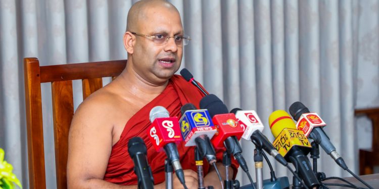 ගෝඨා දිනවන්න බැහැලම වැඩ කරපු මැදගොඩ හිමියන් හමුවන්න ‘හරි මග’ අරන් විමල්ලා යයි! ‘රට පාවා දෙන්නයි හදන්නේ!’ මැදගොඩ හිමියන් දැන් ගෝඨා ගැන කියන කතාව අහලම බලන්න! (VIDEO & PHOTO)