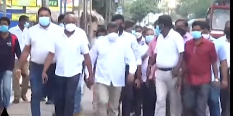 සජබෙ කාර්යාලයට කුණු බිත්තර ගහන්න පොහොට්ටු මන්ත්රී මධුරගේ බැටෑලියන් එක ආපු හැටි! (VIDEO)
