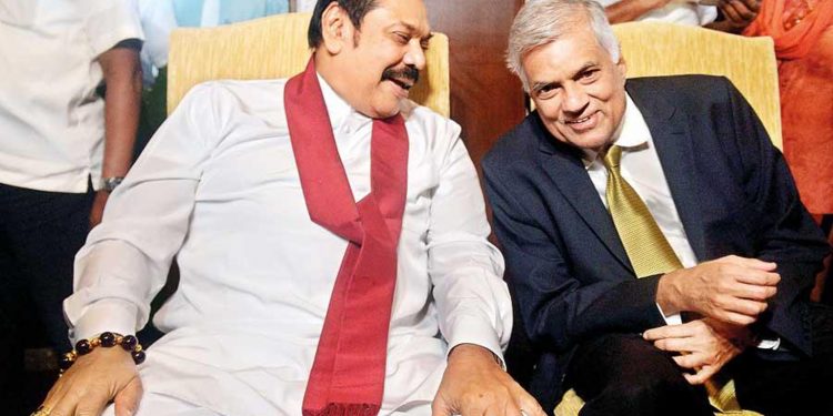 රනිල්ගේ අතේ රෝල පත්තු වෙයි! මහින්ද හිනාවුණාට පස්සේ රනිල් පදේ වෙනස් කරයි!