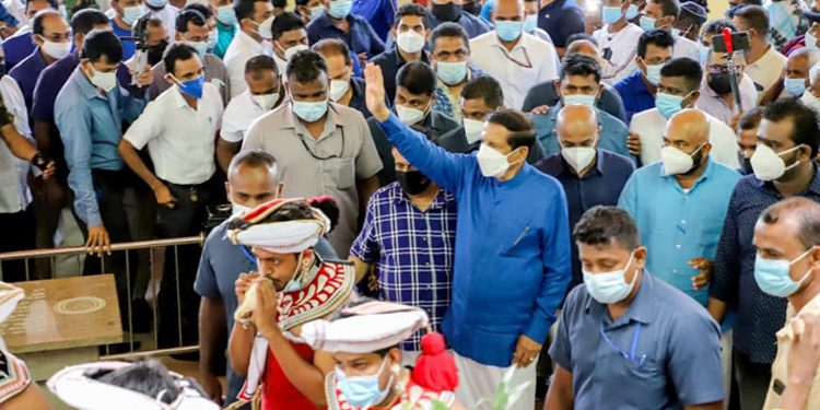 මෛත්‍රී විමල්ලාට පොල්ල තියයිද? ආණ්ඩුවෙන් යන්න වෙලාව මේක නෙමෙයි කියයි! වෙලාව එනතුරු ඉවසන් ඉන්න කියයි!