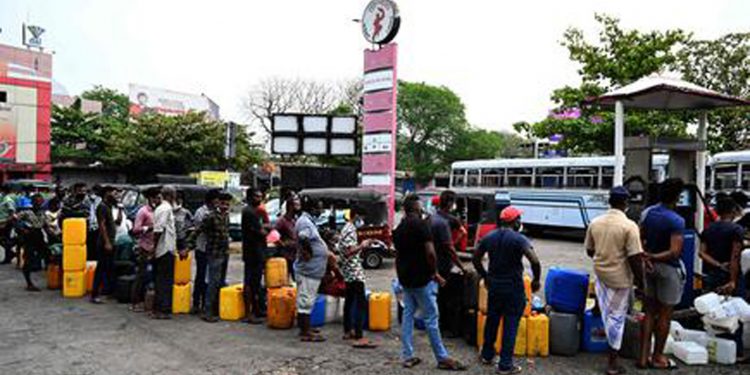 වාහන පිරිවරාගෙන යන ඇමැතිවරුන්ට තෙල් පෝලිම්වල වේලෙන ජනතාව එක දිගට ‘හූ’ කියති! ඇමැතිවරුත් ආරක්ෂක පියවර අරන්!