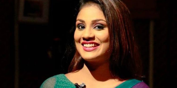 ෆේස්බුක් එකෙන් ජනපති විවේචනය කළ රූපවාහිනී නිවේදිකාවට ගෙදර යන්න වෙයි!