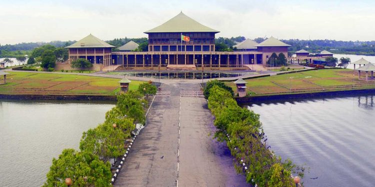මුදල් අමාත්යංශයෙන් මන්ත්රීවරුන්ට පොඩි කැපිල්ලක් දාලා! කට්ටිය ඉන්නේ අප්සෙට් එකේලු!