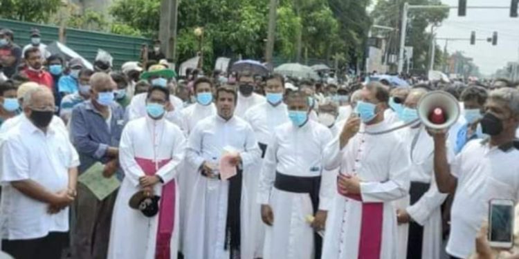 තෙල් නෑ! වන්දි නෑ! ගැසට් එක අකුලගත්තේ නෑ! රදගුරු හිමිවරුන් එක්ක මීගමු ධීවරයෝ මහපාරේ! (VIDEO)