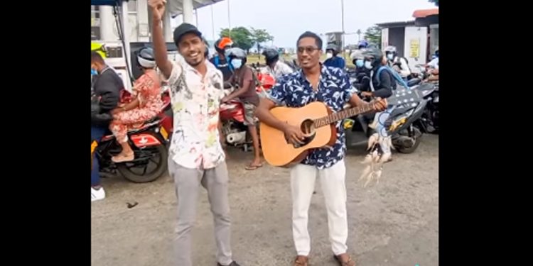 මාර වැඩේ..! පෙට්රල් පෝලිමේ ඉන්න මිනිස්සුන්ට කොල්ලො දෙන්නෙක් ගිහින් සිංදුවක් කියලා ආතල් දෙනවා! (VIDEO)