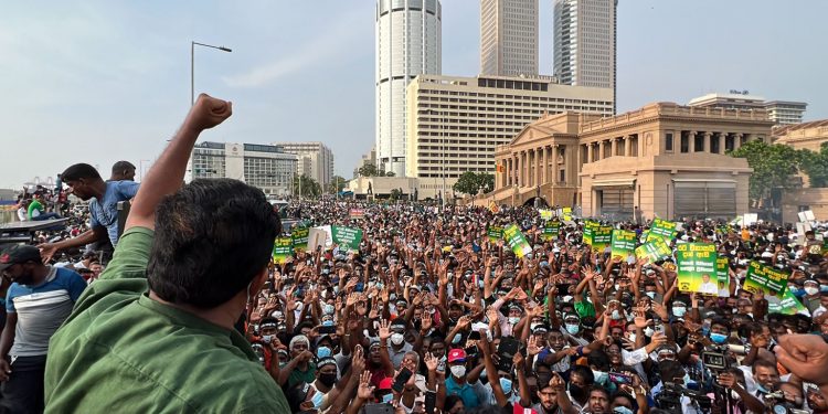සජිත් එක්ක සෙනග කොළඹට එන හැටි පෙන්වන උඩින් ගත්තු  EXCLUSIVE VIDEO තුනක්!