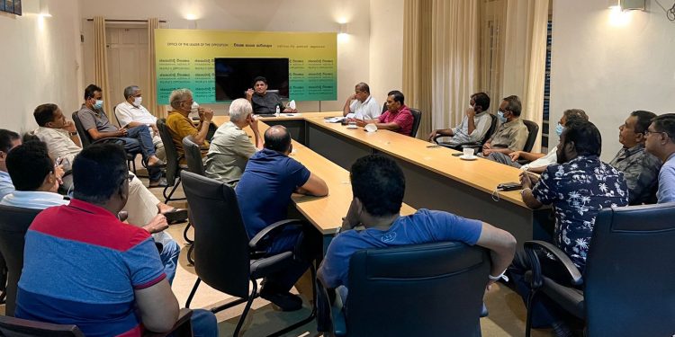 සජබෙ ජ්යෙෂ්ඨයන් සජිත් එක්ක මහ රෑ රැස්ව විරෝධතාව ගැන අවසන් තීන්දු ගනී! ලක්ෂ 3 පන්නන ජනතාවක් පෙළපාලි 2කින් කොළඹට! EXCLUSIVE VIDEO