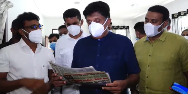 තෙල් විදුලි මාෆියාව කඩන්න සජිත් විපක්ෂයේ ඉඳන්ම පටන් ගනී! ගාල්ලේ තරුණයෙක්ගේ නිවසටම ගිහින් උදව්වක් කරයි! (VIDEO)
