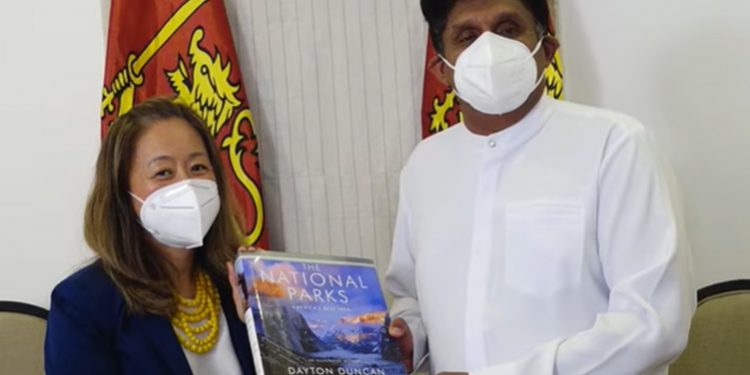 අලුතෙන් ලංකාවට ආපු බලගතු අමෙරිකානු තානාපතිනිය! ආපු ගමන් සජිත් හමුවෙයි! ගොඩක් දේවල් කතාකරයි! (VIDEO)