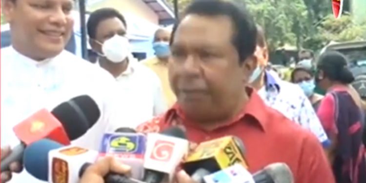 ලී ක්වාන් යූ සිංගප්පූරුව දියුණු කළේ මුලු රටේම ඉඩම් ටික විකුණලා! ඒක ලොකු ප්රශ්නයක් නෙමෙයි! එස්.බී. ආර්ථික විග්රහයක් කරලා වැඩේ පටන් ගනී! දයාසිරි සයිඩ් එකේ හිනාවෙවී ඉඳී! (VIDEO)