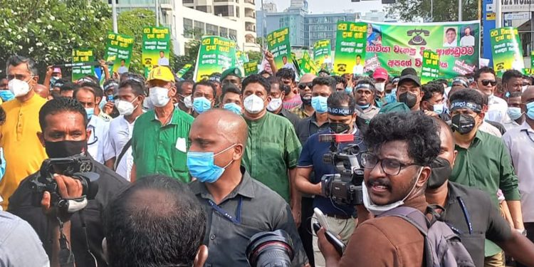 සජිත් පෙලපාලියේ ඉදිරියෙන්ම ගමන් කරයි!