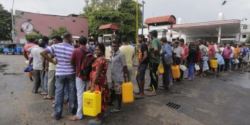 ඩීසල් නැත පෝලිම් ඇත රට යන අත බල හිතවත!