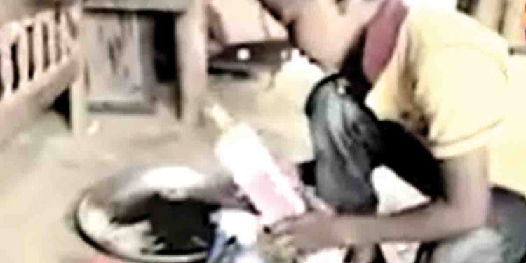 මල්ලිලා දෙන්නයි අම්මාවයි රකින්න රෑට හඳුන්කූරු හදන දවල්ට හදුන්කූරු විකුණන ශිෂ්‍යත්වයට ලකුණු 184ක් ගත් දෙවියන්ටත් නොපෙනෙන පුතා…