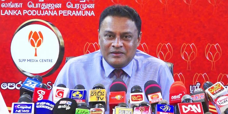 පොහොට්ටු මන්ත්‍රීගෙන් ලෝක හෙළිදරව්වක්! තෙල් ගෑස් පෝලිමේ තියෙන්නේ අපේ විතරක් නෙමෙයිලු! අමෙරිකාවේ-එංගලන්තේ-නවසීලන්තේ ‌ගොඩක් රටවල එහෙමලු! (VIDEO)