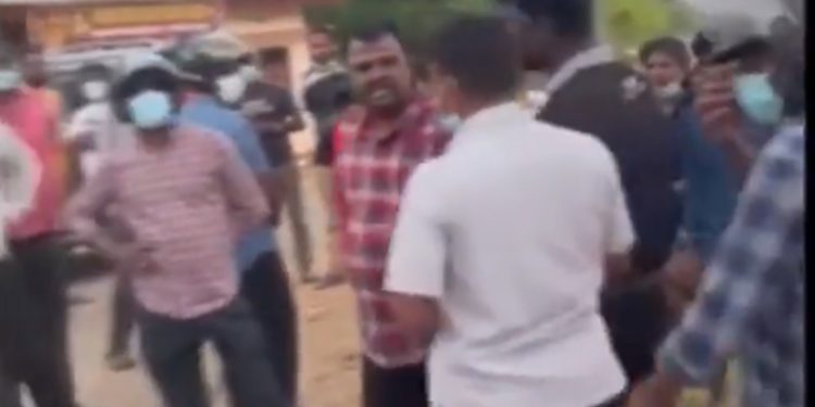 ඇමැති ඩග්ලස්ගේ මන්ත්රීවරයකු ආරක්ෂකයන් එක්ක ඇවිත් සිසුවකුට පහර දෙන වීඩියෝවක් ලීක් වෙයි! (VIDEO)