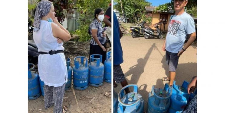 දැකලා තියෙනවද සුද්දෝ ගෑස් පෝලිම්වල ඉන්නවා! ඔන්න එහෙනම් බලාගන්න! ලංකාවේ විතරමයි!