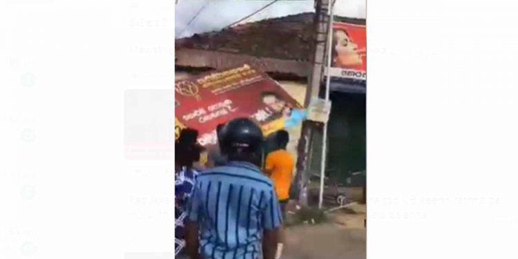 මාවතගම මිනිස්සු රාජපක්ෂලාගේ බෝඩ් ගලවයි! (VIDEO)