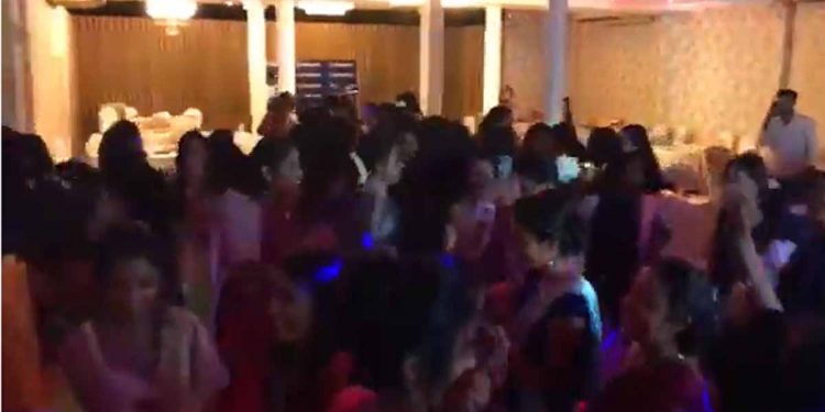 මගුල් ‌ගෙවල්වල මේ දවස්වල නැගලම යන සිංදුව! පරණ එකක් අලුත් වෙලා! (VIDEO)
