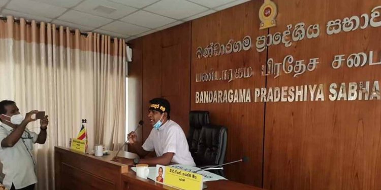 සභාපති පැනලා ගියා මම සභාපති වුණා! මෙන්න වැඩක්! බණ්ඩාරගම ප්රාදේශීය සභාවේ තමයි වුණේ! (PHOTOS)