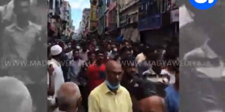 කොටුවේ කඩ සියල්ල වහයි! මහා පා ගමනකින් ගෝල්ෆේස් පිටිය කරා ගමන් අරඹයි! (VIDEO)