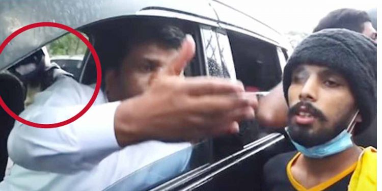 උද්ඝෝෂණය මැද්දේ අනුරගේ වාහනයට රිංගපු හෙල්මට්කාරයා කව්ද? ජොනීගේ ප්රශ්න කිරීමෙන් පාර්ලිමේන්තුව රත් වෙයි! (VIDEO)