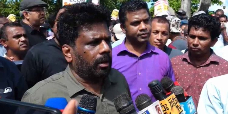 මහ බැංකුව කොල්ල කාපු අර්ජුන් මහේන්ද්‍රන් සිංගප්පූරුවේ සැපට ඉන්නවා! අනිත් අය හොරකම් කරපුවා පිටරටවල! කොල්ලුපිටියේ අය හොරකම් කරපුවයි මැදමුලනෙ හොරා කෑව ඒවයි ඔක්කොම නැවත ගේන්න ඕනේ! (VIDEO)