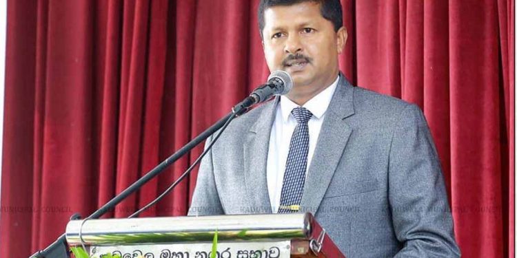 මිනිස්සු තෙල් පෝලිම්ව්ව පැය ගණන් ඉන්න ‌කොට කඩුවෙල නගරාධිපතිගෙ වාහනේ පෝලිම් පැනලා තෙල් ගහන හැටි! (VIDEO)
