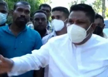 කළු කොඩි ඉස්සූ නිසා ශෂීන්ද්ර නොගිය උත්සවයට චාමර සම්පත් චණ්ඩියා වගේ යයි! මිනිස්සු හූ කියා පන්නයි! වෙන වාහනයක නැගී චාමර වෙන පාරකින් මාරුවෙයි!