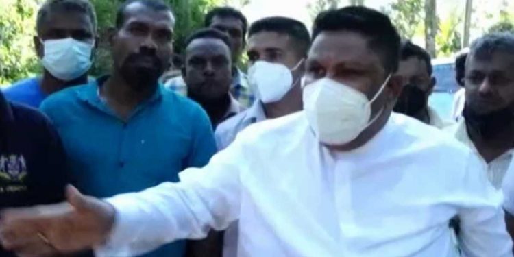 කළු කොඩි ඉස්සූ නිසා ශෂීන්ද්ර නොගිය උත්සවයට චාමර සම්පත් චණ්ඩියා වගේ යයි! මිනිස්සු හූ කියා පන්නයි! වෙන වාහනයක නැගී චාමර වෙන පාරකින් මාරුවෙයි!