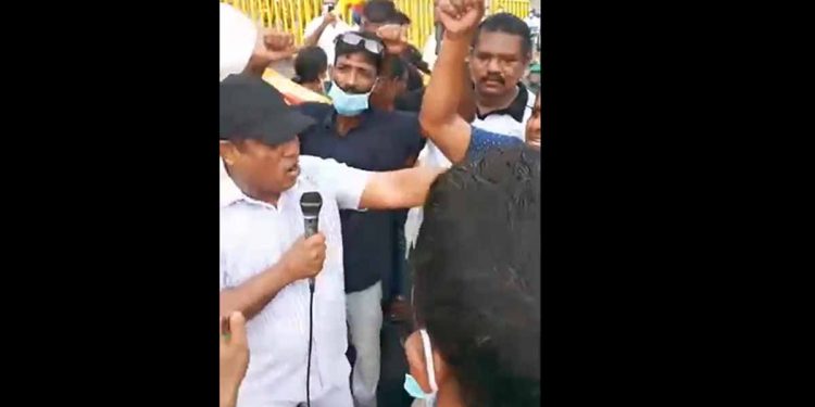 මහපාරේ ගැටුමක් අත ළඟයි! ගෝඨා වෙනුවෙන් කොළඹ පිරිසක් පාරට බහී! (VIDEO)