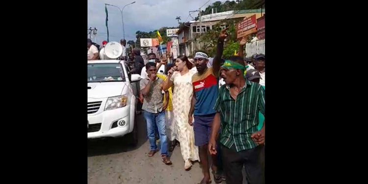 හොරා හොරා කනක හොරා…! හොරා හොරා ගෑස් හොරා..! පා ගමන උණුසුම් වෙයි! (VIDEO)