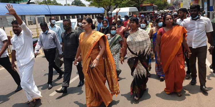 හිරුණිකාගෙන් යාපනයේදීත් විරෝධතාවක්! මැද්දට පැන්න අරුන් සිද්ධාර්ථන්ට ගෑනු වටකරගෙන ගහයි! (VIDEO)