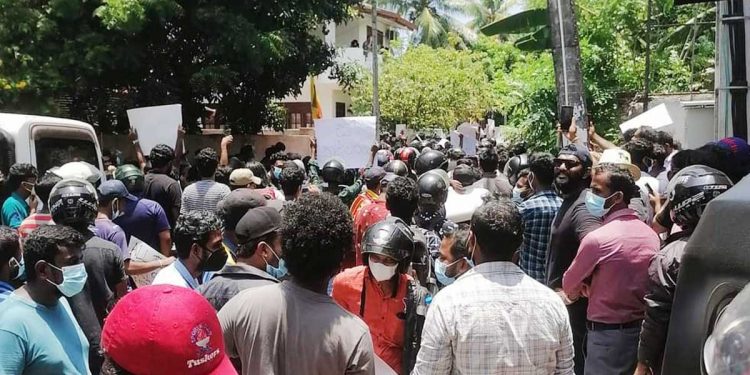 ඇමති කාංචන විජේසේකරගේ නිවසත් වටයි!