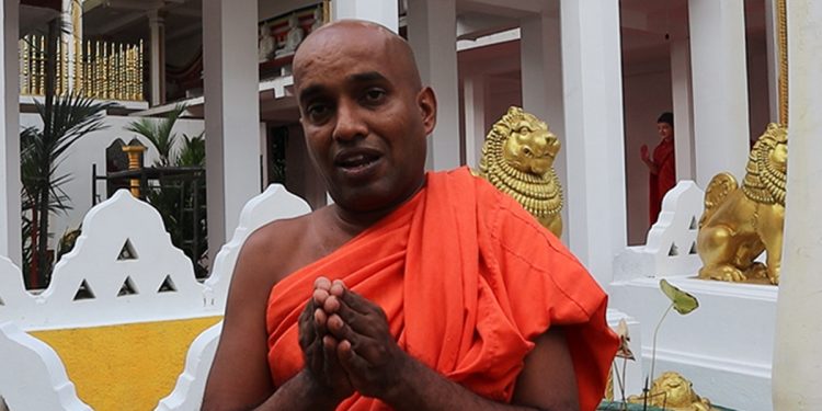 ආණ්ඩුව වෙනුවෙන් පෙනී හිටපු කොටුවෙ පොඩි හාමුදුරුවෝ මහ රෑ ඉන්දියාවෙ ඉඳන් හදිසියේම ‘ලයිව්’ එයි! මෙහෙම මිනීමරන්න අපි ආණ්ඩුවක් ගෙනාවේ නෑ! ආණ්ඩුව සම්පූර්ණයෙන්ම වැරදියි! අපිත් කඩේ ගියා තමයි! ඒ ගියේ රැල්ලට කියයි!(VIDEO)