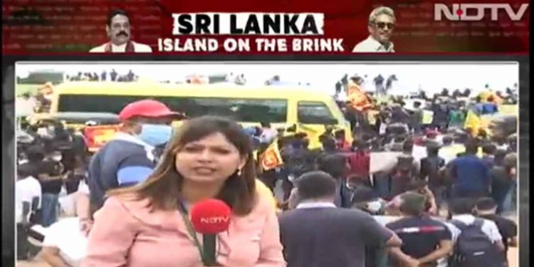 10,000ක සෙනගක් ජනපති කාර්යාලය වටකරලා! ඉන්දියාවේ NDTV මුලු ලෝකෙටම කියයි! (VIDEO)
