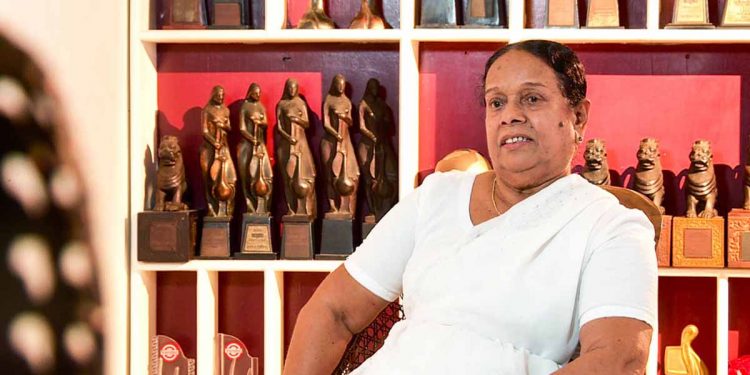 බමුණා වුණත් දුදනෙක් නම් බිම හෙළනු…! නන්දා මාලිනිය දැන් එයි පෙරමුණට! (VIDEO)