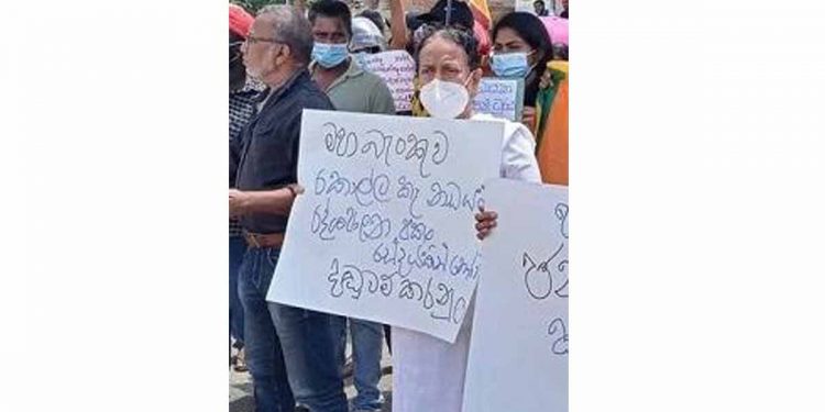 මහබැංකු හොරු කෝ? ඒවා ගැන කතා කරපු එවුන් කෝ? නන්දා මාලිනිය නුඹට පමණද ඒ මහබැංකු කොල්ලය මතක? සතුටුයි…! ආඩම්බරයි…!