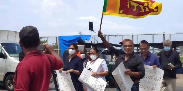සිංහ කොඩිය යටින් නන්දා මාලිනිය අරගල භූමියට එයි! මිනිස්සු මේ විදිහට දුක් විඳපු පාලනයක් දැකලත් නෑ අහලත් නෑ කියයි! කොල්ලන්ට හයිය දෙන්න ගීත දෙකක් ගායනා කරයි!  (VIDEO)