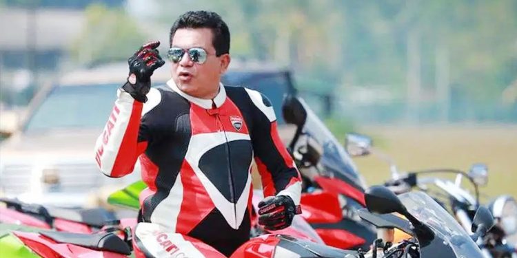 ඇවන්ගාඩ් අධිපති සේනාධිපති පාන්දර 3.15ට රටින් යයි!