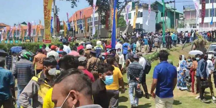 නුවරඑළිය වසන්ත උදානය ඇරඹෙද්දීම බාල්දියක් පෙරළෙයි! ශිරන්ති එන කතාවකින් ජනතාව කුපිත වී උත්සවයට හූ තියමින් කඩා වදී! (VIDEO)